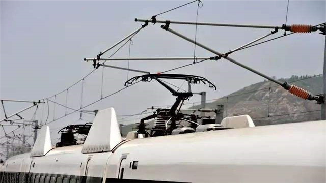 为什么高铁行驶时,要束根"天线"和轨道上的电线一路摩擦呢?