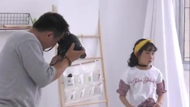 摄影公司谈“童模”被母亲打，称压力大理解