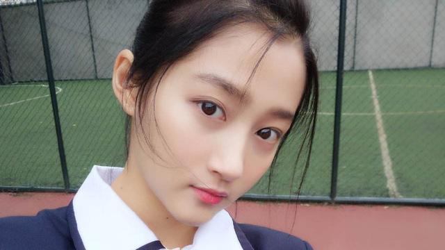 关晓彤高中被很多人追,看了和同学的合照就明白,确实招人喜欢!