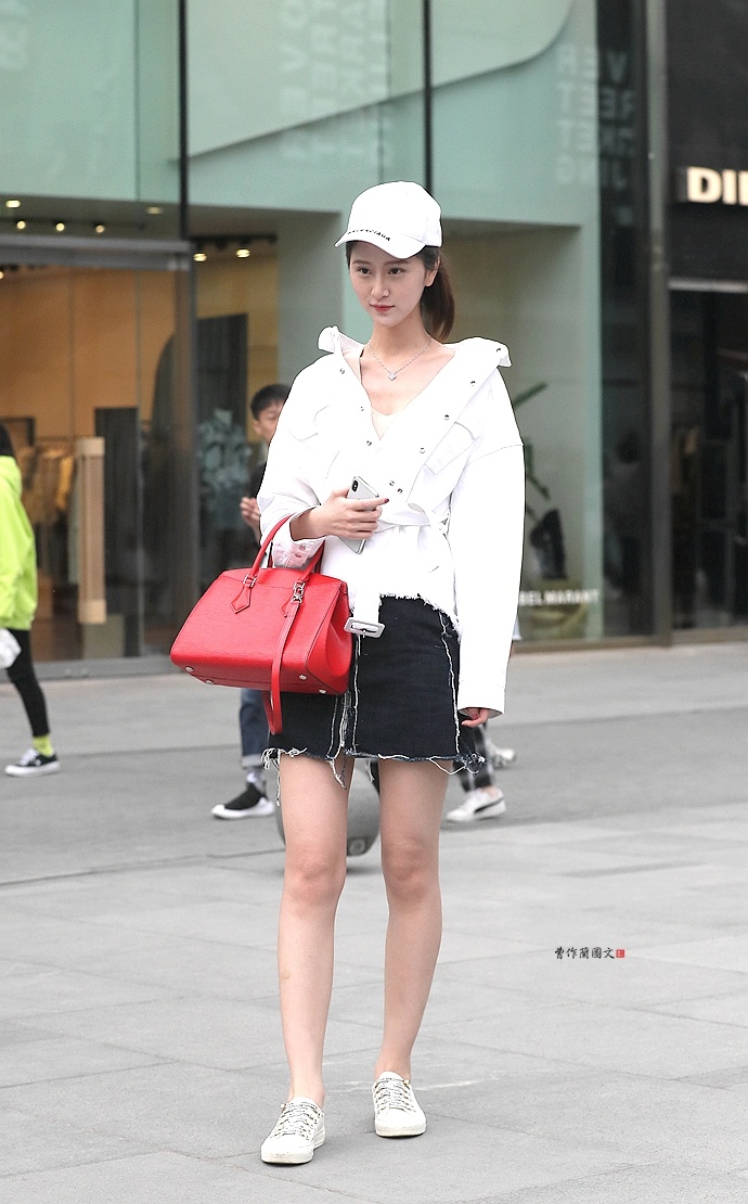 街拍:一个全身上下都是时尚元素的会搭配女孩