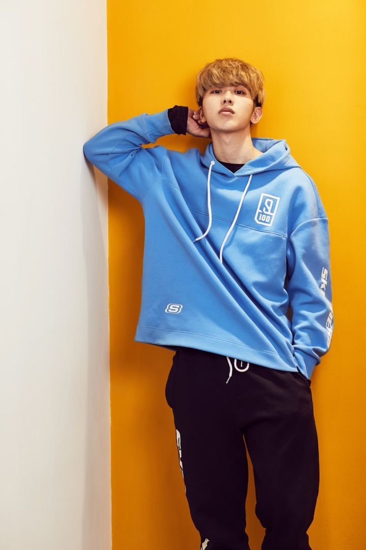 其实蔡徐坤本身就是个充满活力的少年,蓝色卫衣搭配卫裤,阳光又很有