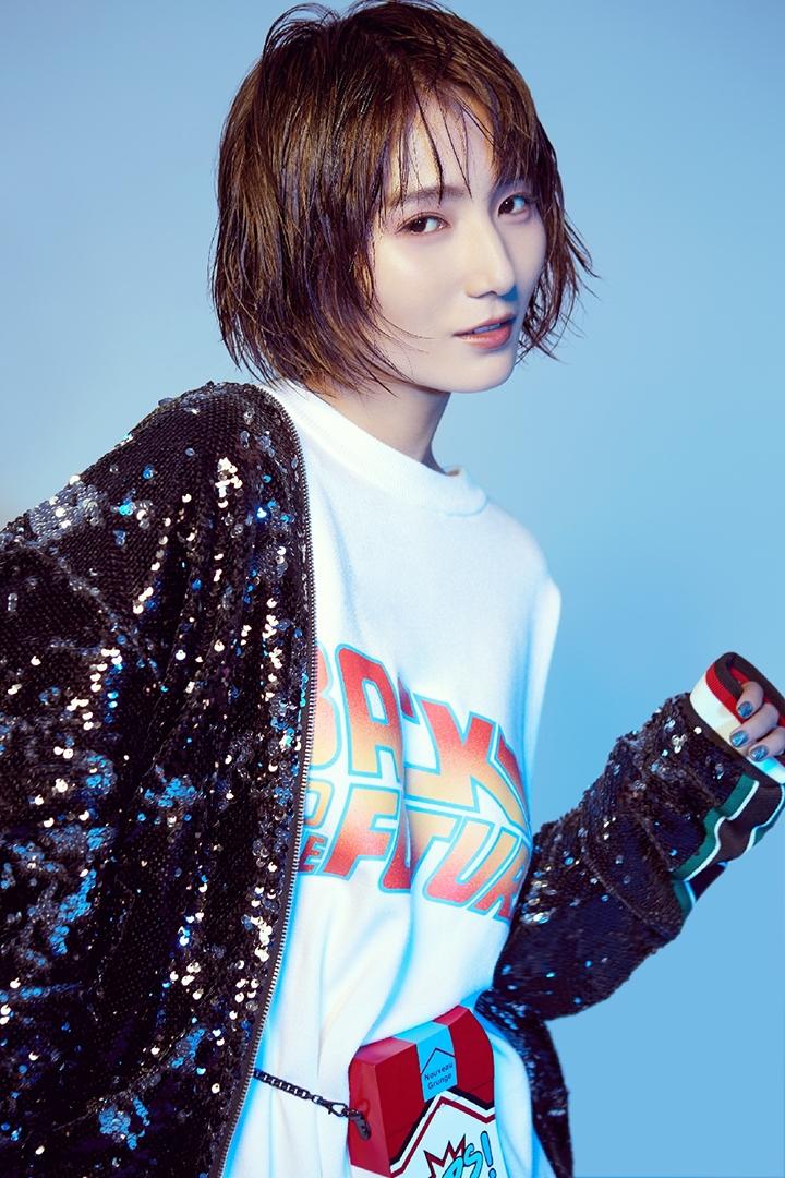 照片中可见,张嘉欣身着白色长款t恤,外搭黑色亮片外套,白色长袜配以