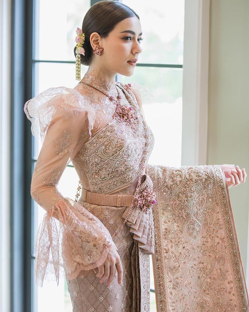 泰星pancake穿苗族刺绣连衣裙参加时装周,kim被夸穿泰服太美丽