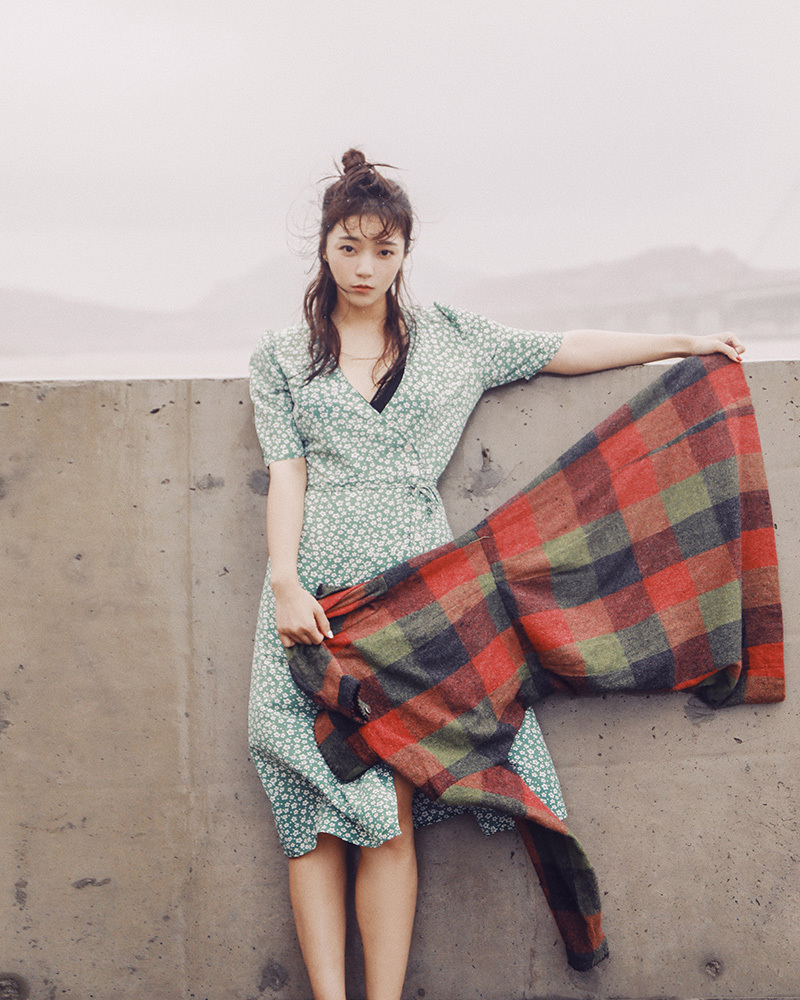 尹雨航写真曝光清新柔美散发青春气息|气息|尹雨航|淡绿色_新浪新闻