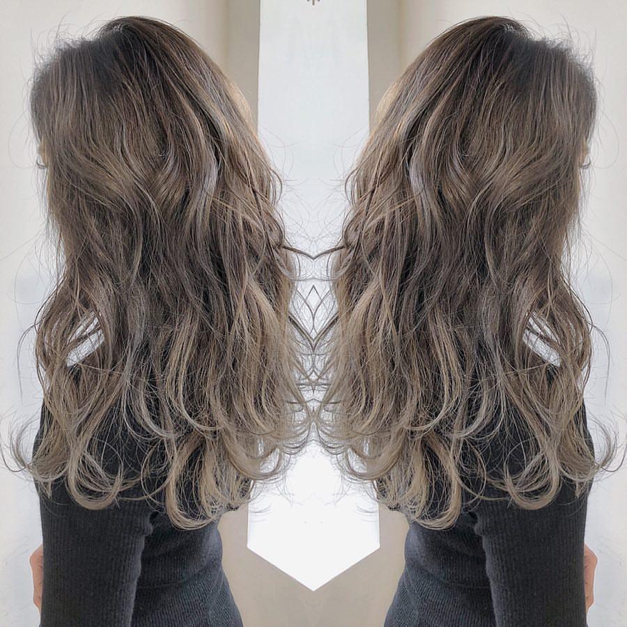 今年特别流行这种微卷中长发, 既慵懒又唯美