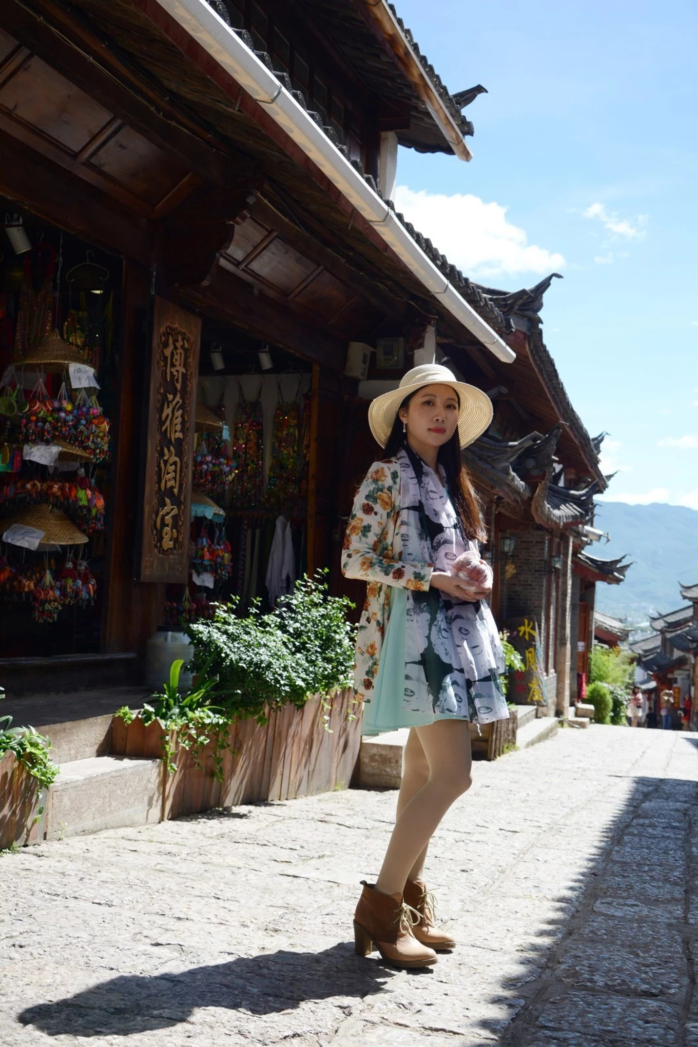 90后小夫妻带着婚纱在丽江玩大了网友新娘的脸看着很不自然