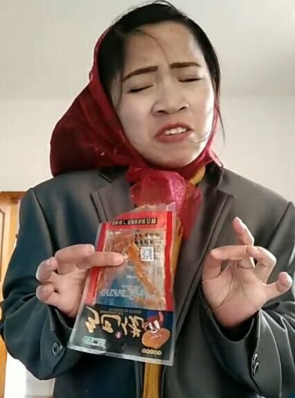 笑话集锦妹子这表情是有多久没吃过辣条了就是这个味儿