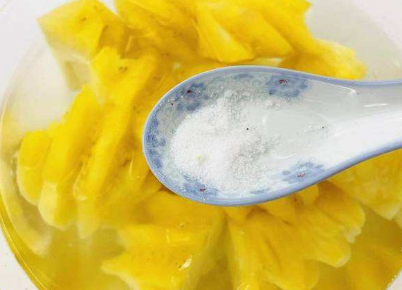 冷盐水泡菠萝不能吃30年果农教你正确吃法难怪以前不好吃