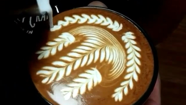 树叶和小麦穗组合图案咖啡拉花