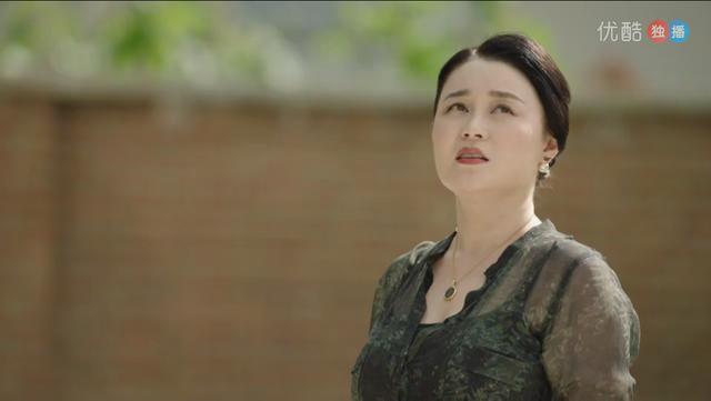 《乡村爱情11》五十岁出头杨晓燕真年轻 但穿这衣服不太合适吧