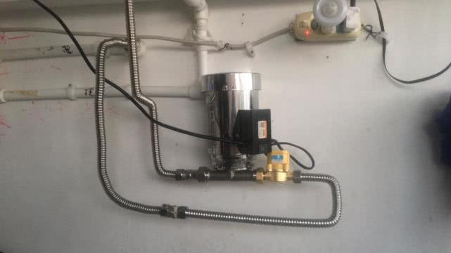 增压泵装在水塔出水口图片