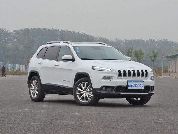 广汽菲克  2.4L 右前正45度