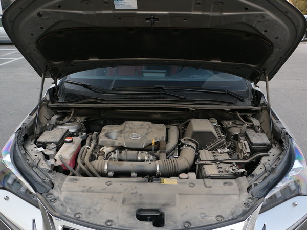 雷克萨斯  200t 发动机舱