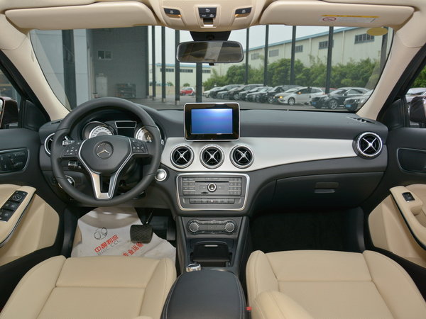 北京奔驰  GLA200 大中控全景