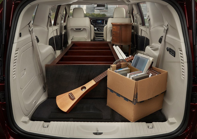 ▲平地台可以让第三排座椅更舒适，也可以实现后两排座椅的灵活组合使用，车厢载货能力