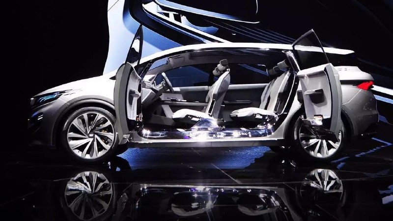 ▲吉利这款概念MPV的亮点是对开车门，但似乎还是侧滑门更适合MPV