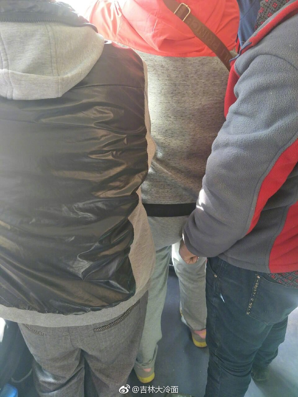 包含学生校服咸猪手的词条