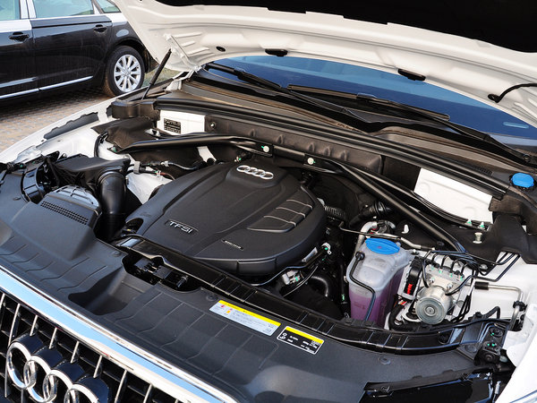 一汽奥迪  40 TFSI 发动机主体特写