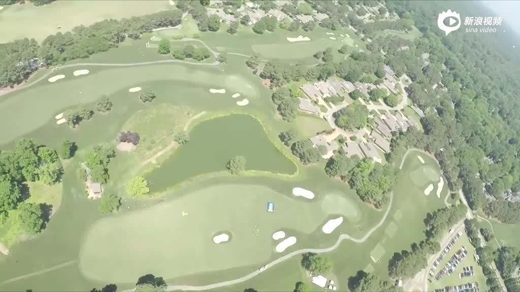 牛！汤普森玩高空跳伞