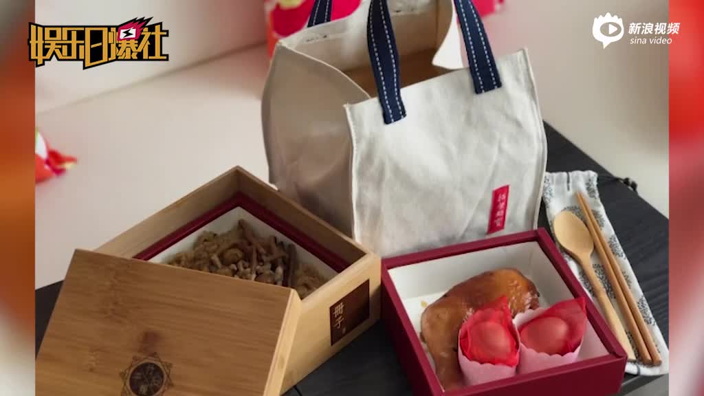 Ella晒照庆祝儿子满月