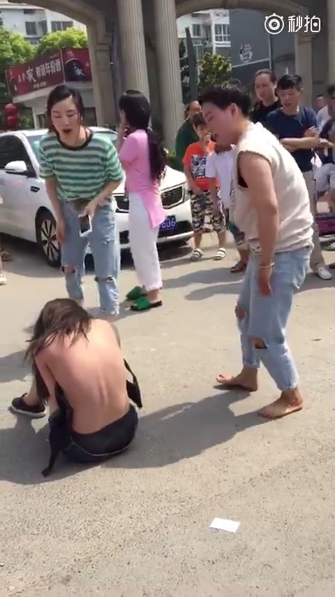即使是小三,光天化日之下,一群女人当街扒衣,用脚
