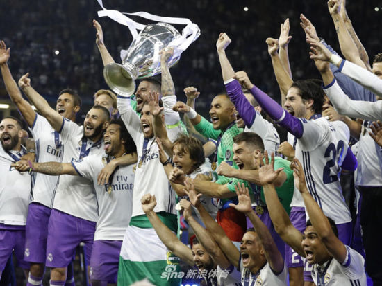 拉莫斯高举冠军奖杯