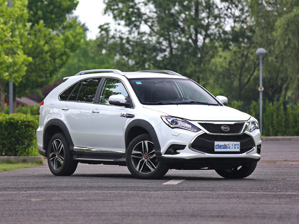 比亚迪  2.0T 车辆右侧45度角