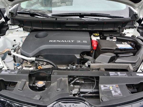 东风雷诺  2.5L 发动机舱