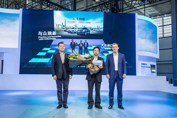 大众进口汽车总经理施锐德先生（右）、大众进口汽车深圳授权经销商投资人谢国和先生（左）与第50万位车主陈西庆先生（中）合影.jpg