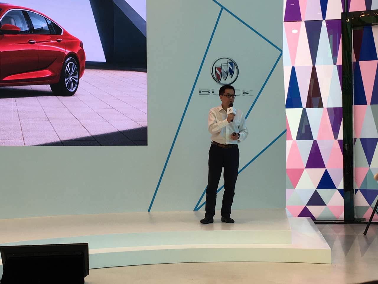 当中高级车市场风光不再，别克全新一代君威选择改变