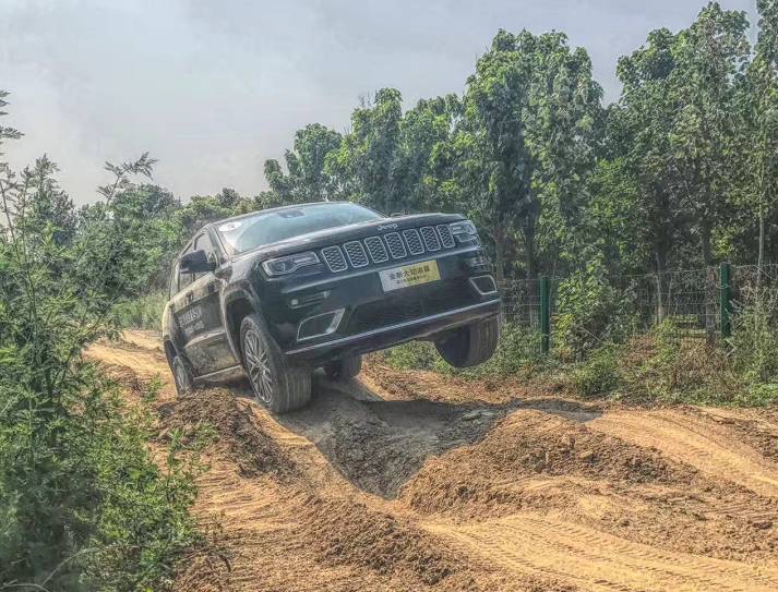 上来就玩公路测试?一开始我以为参加了假的Jeep体验