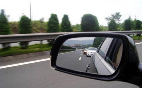 如何利用后视镜判断车距？这一招最好使！
