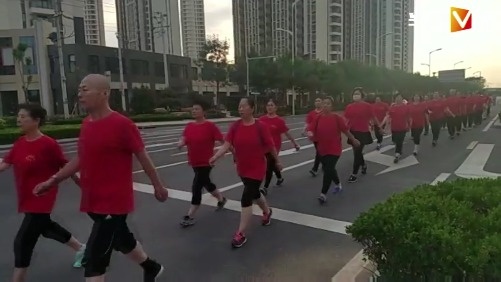 青岛现老年健身暴走团:大爷大妈专走马路中间_手机新浪网