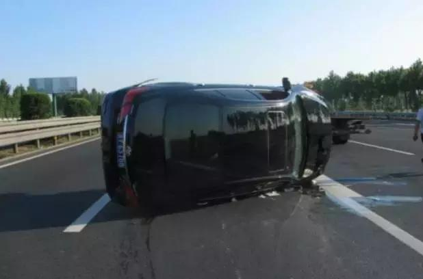 高速行车刹车突然失灵 2秒内的这个反应能救命！