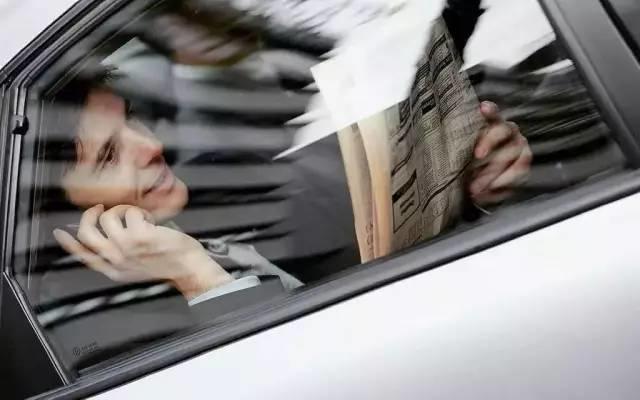 为什么高速路上千万不能开同侧窗？