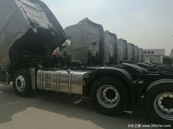 交车二台 盐城恒亚创虎牵引车交付客户