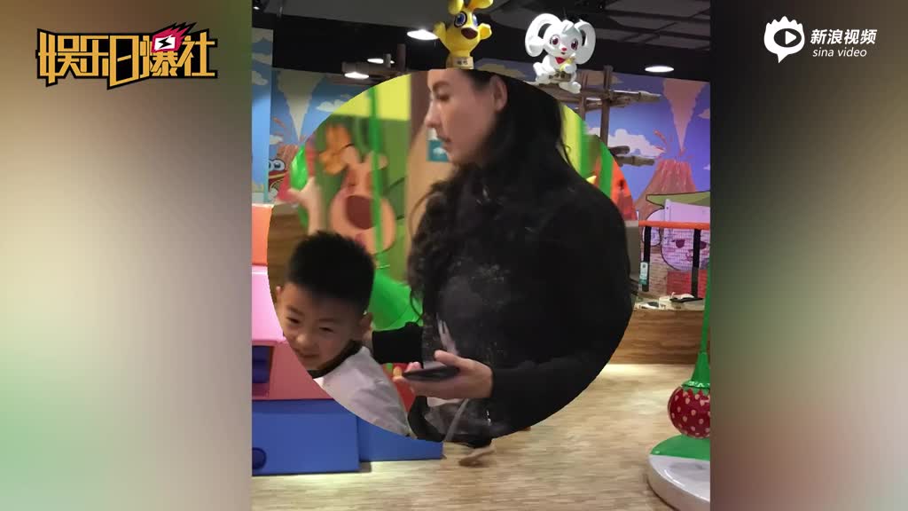 张柏芝带小Q玩遍游乐场