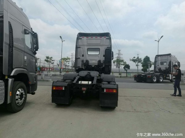 交车二台 盐城恒亚创虎牵引车交付客户