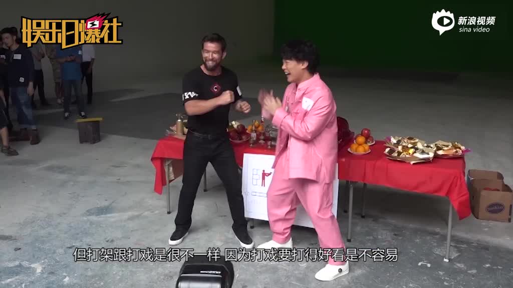 李荣浩嘲陈奕迅造型像睡衣