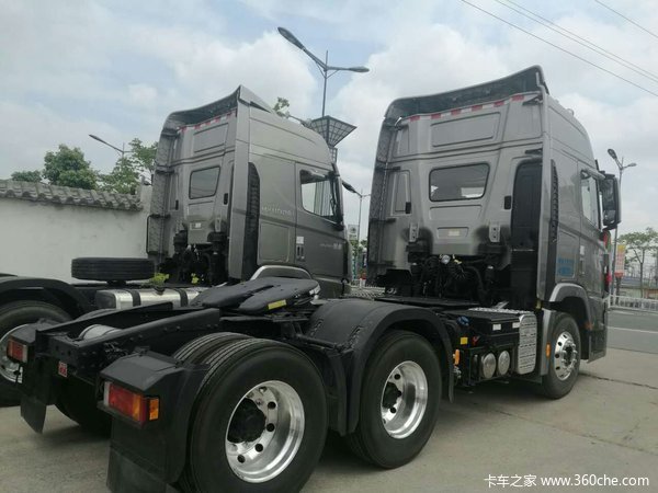 交车二台 盐城恒亚创虎牵引车交付客户