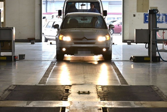 ▲尾气、刹车、灯光，是我国车检的三个核心项目