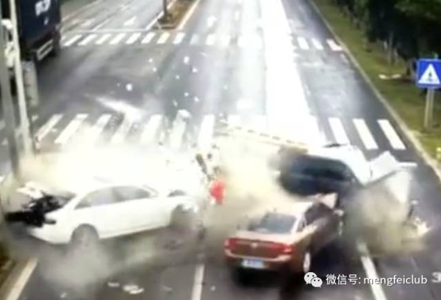 斑马线前一个动作，可以减少90%的事故！