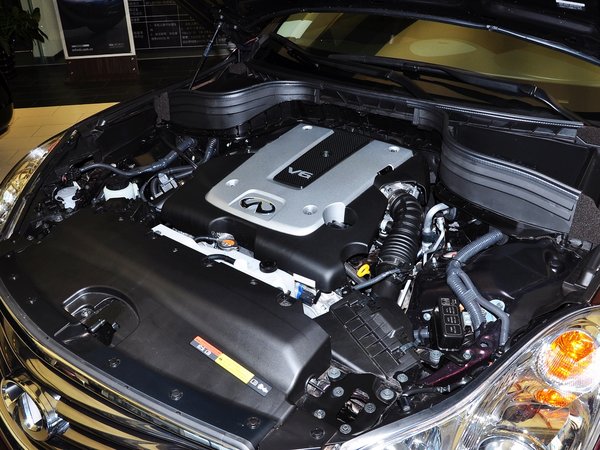 英菲尼迪  2.5L 自动 发动机主体特写