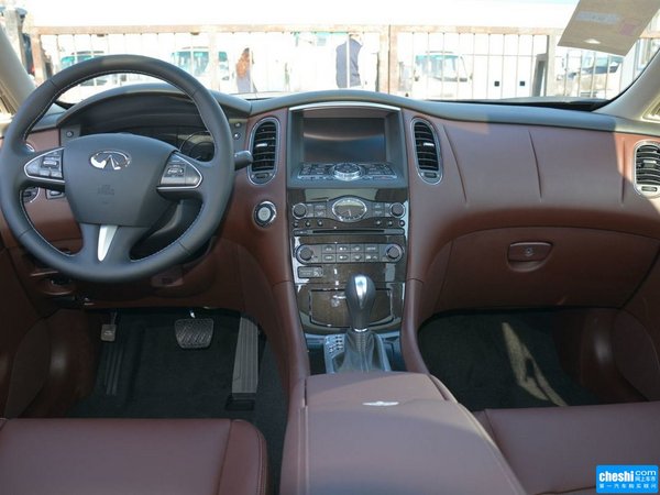 东风英菲尼迪  2.5L 大中控全景