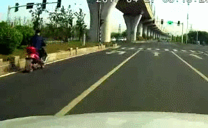 斑马线前一个动作，可以减少90%的事故！