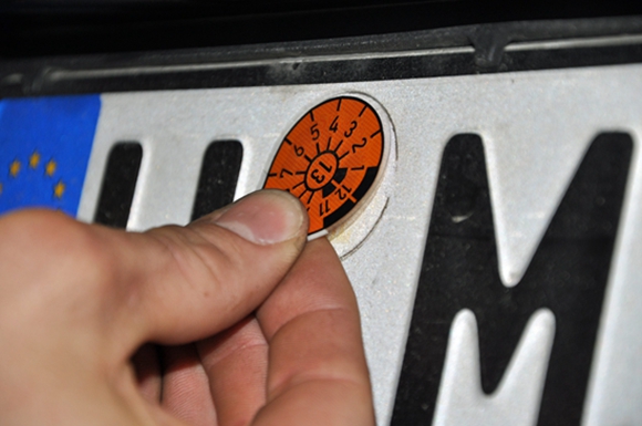 ▲德国的&ldquo;年检标&rdquo;是贴在汽车牌照上的