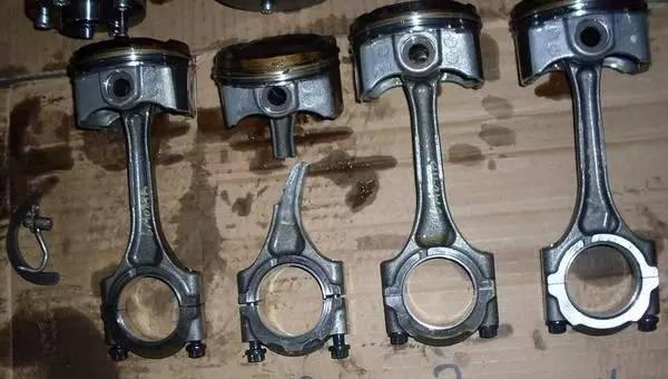 弯曲的活塞连杆和断裂的活塞连杆
