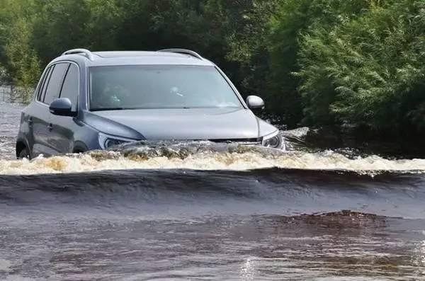 扩散!涉水前不注意这个小动作 分分钟毁了发动机！