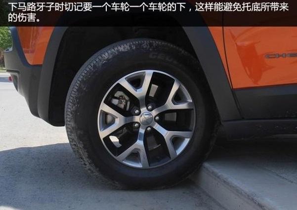 上路牙底盘老是被蹭！这一招竟能轻松解决