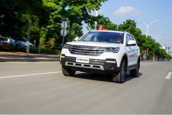 【原创试驾】杀出一匹黑马！抢先试驾力帆X80 ——by@孙大诚